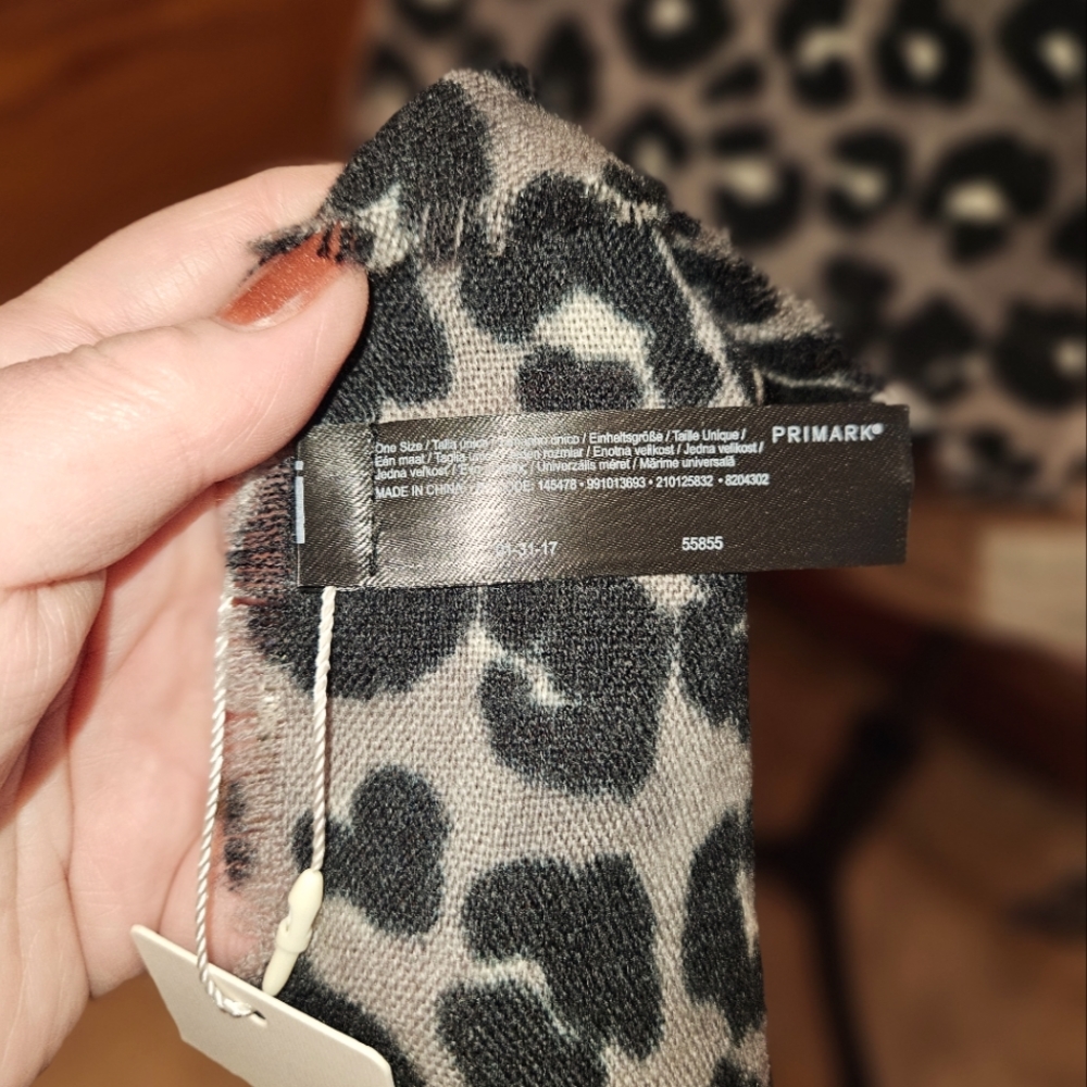 NWT SCARF/WRAP - Picture 3 of 3